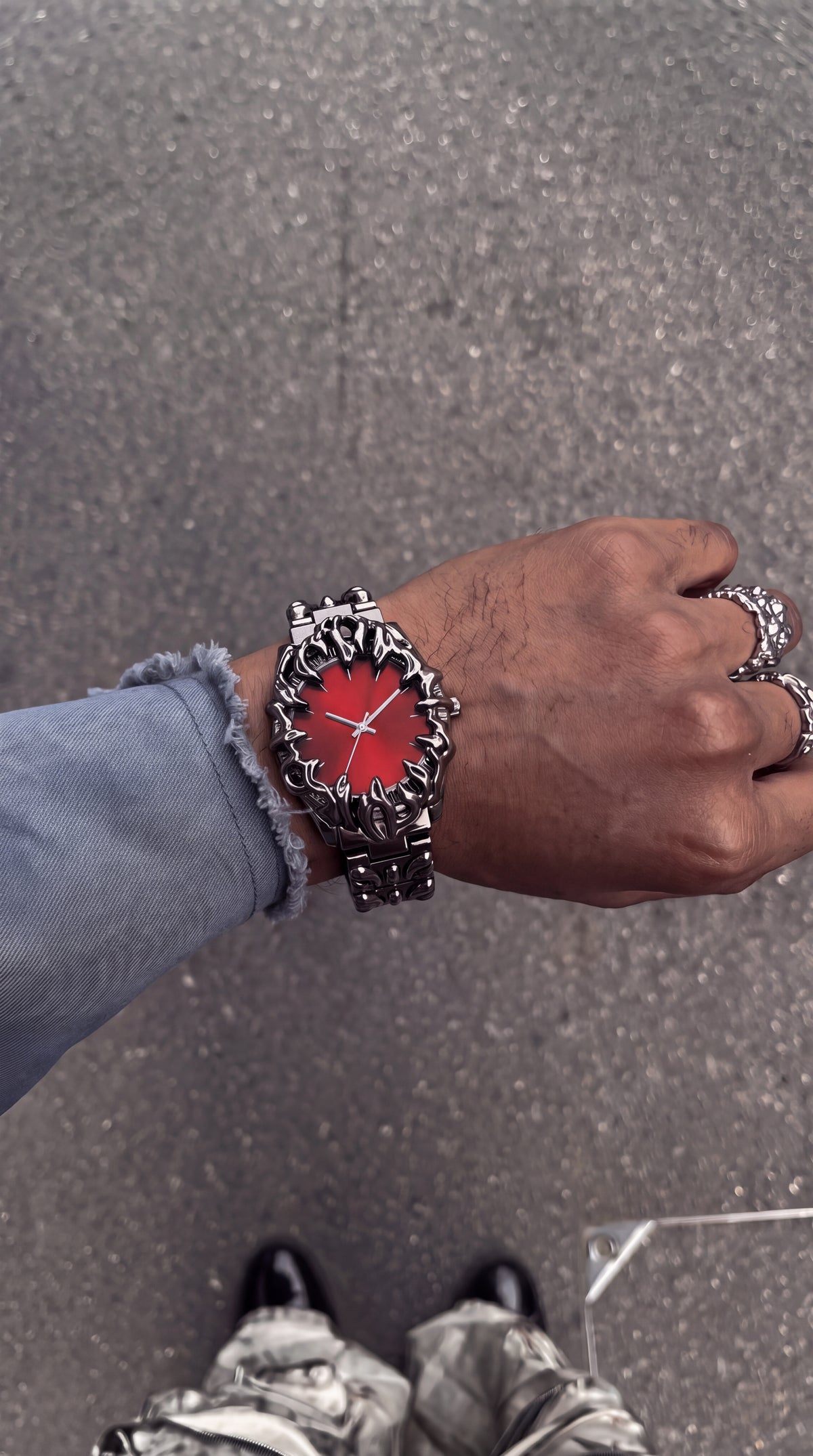 Tsume claw watch worn on the wrist, red dial