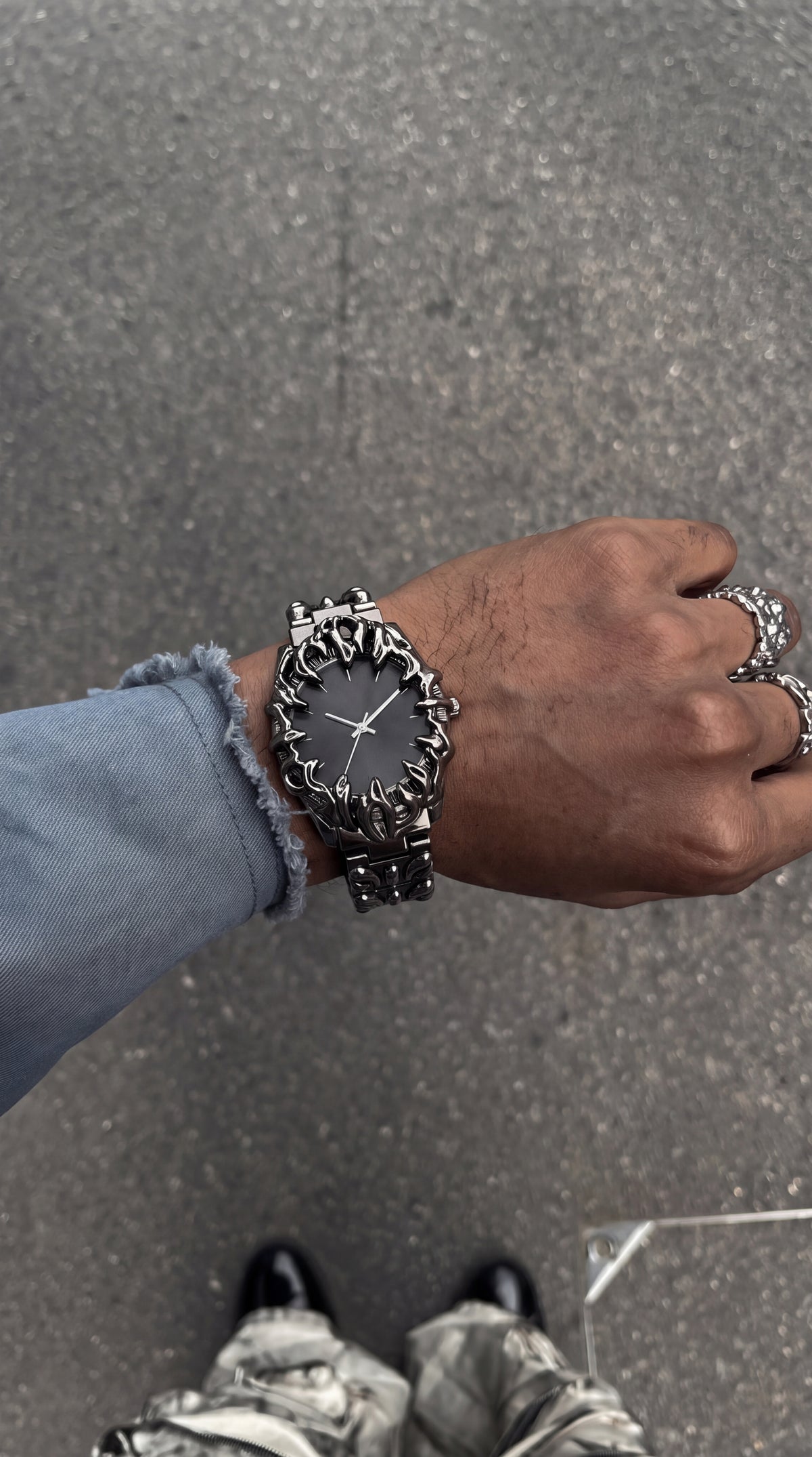 Tsume claw watch worn on the wrist, black dial