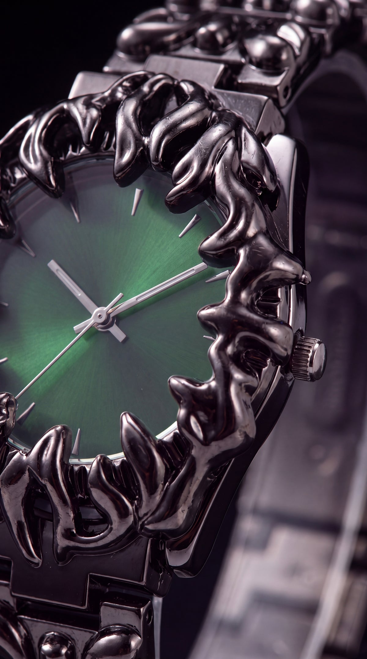Close-up of the claw-carved bezel, green dial