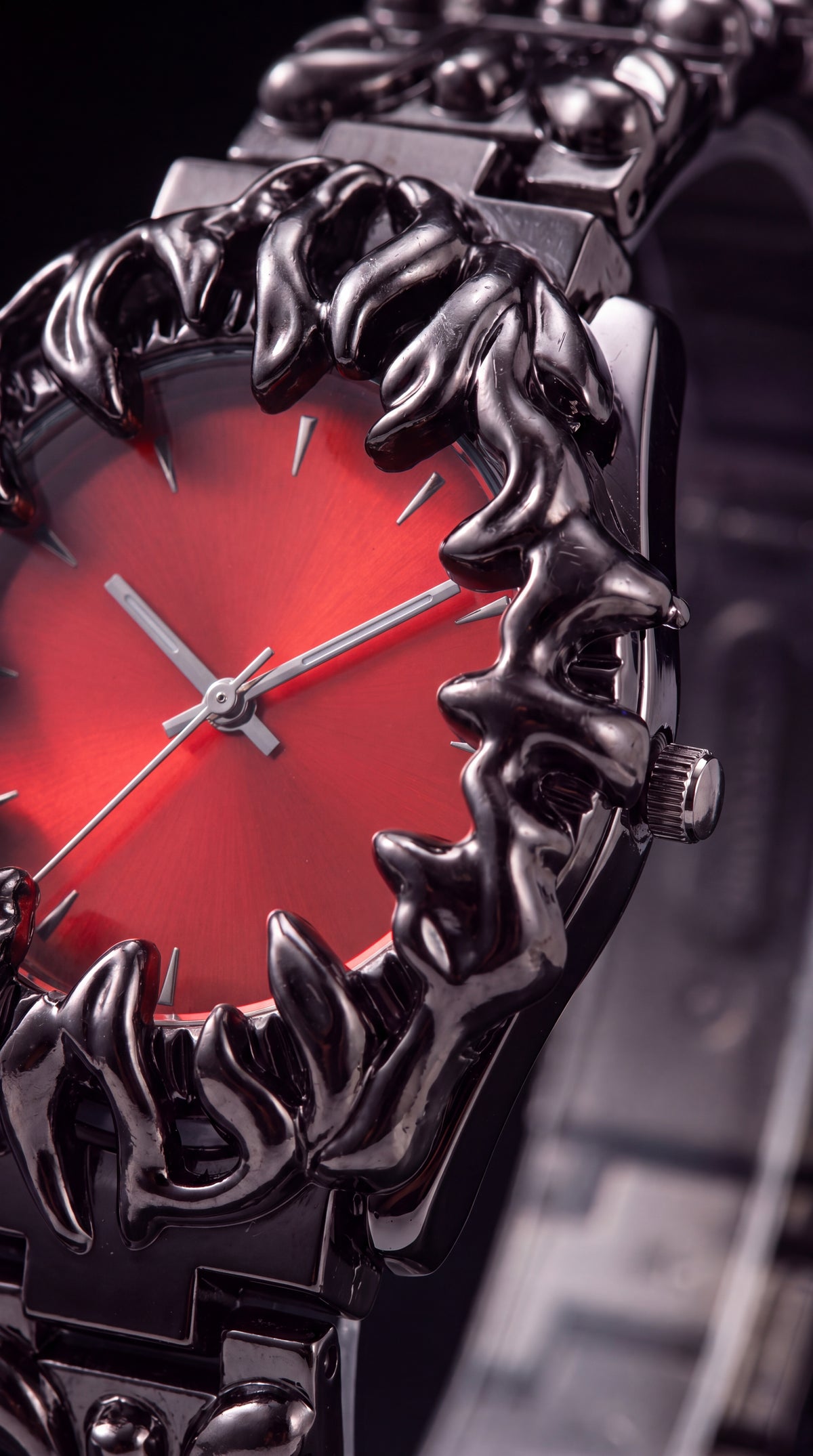Close-up of the claw-carved bezel, red dial
