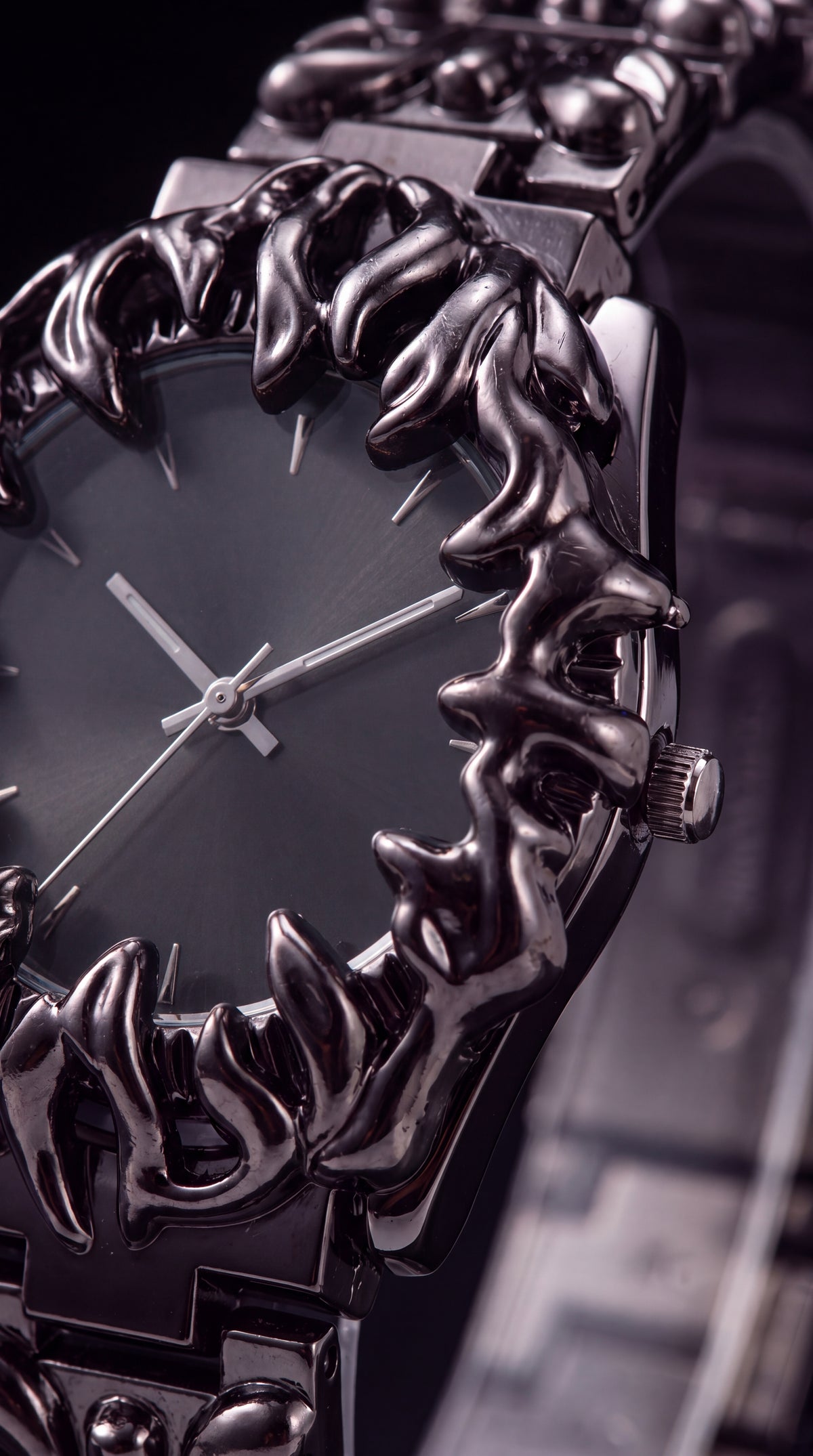 Close-up of the claw-carved bezel, black dial